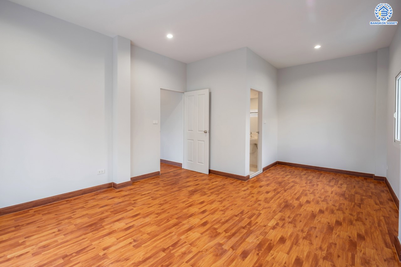 บ้านมือสองตกแต่งใหม่ ม.เพอร์เฟคเพลส1 ราชพฤกษ์ คุณภาพแบรนด์ Property Perfect เนื้อที่ 63.7 ตร.ว. บ้านเดี่ยวหลังใหญ่ ตอบโจทย์ทุกการอยู่อาศัย ฟังก์ชัน 3 ห้องนอน 3 ห้องน้ำ 2 ที่จอดรถ บนทำเลติดถนนราชพฤกษ์ ใกล้วงเวียนพระราม5 และรถไฟฟ้า "สถานีบางรักน้อยท่าอิฐ"